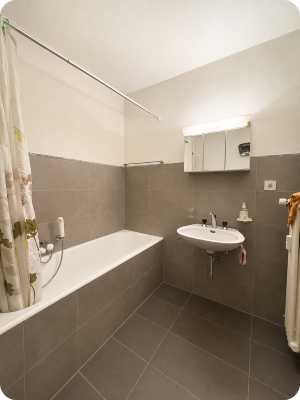 Salle de bain avec baignoire de l’appartement à Sierre 1