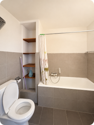 Salle de bain avec baignoire de l’appartement à Sierre 2